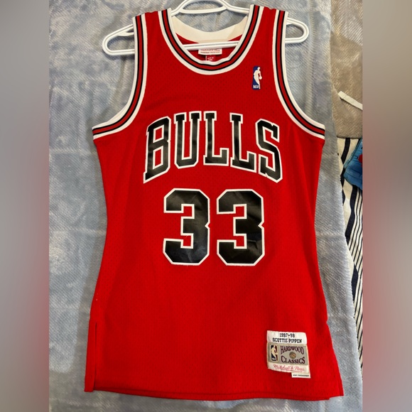 Mitchell & Ness -  Chicago  Bulls Scottie Pippen Jersey -New No tags - Picture 1 of 4